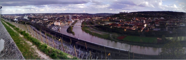 ドイツ ホテルからのヴェルツブルク、マリエンベルク要塞眺め（Googleフォトによるパノラマ生成）