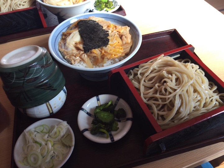 神奈川県 相模原市（もよりは橋本駅？）の 満留賀 そば店 （まるかそばてん）で親子丼セット（もりそば（小））