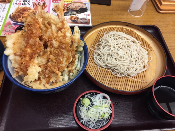 天丼てんや 高円寺店で子持ち白魚ゆり根のかき揚げ、夢かさご等が入った早春天丼と小そばのセット