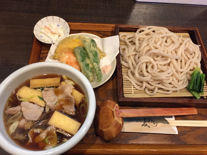 肉つけ汁うどんと天ぷらのセット