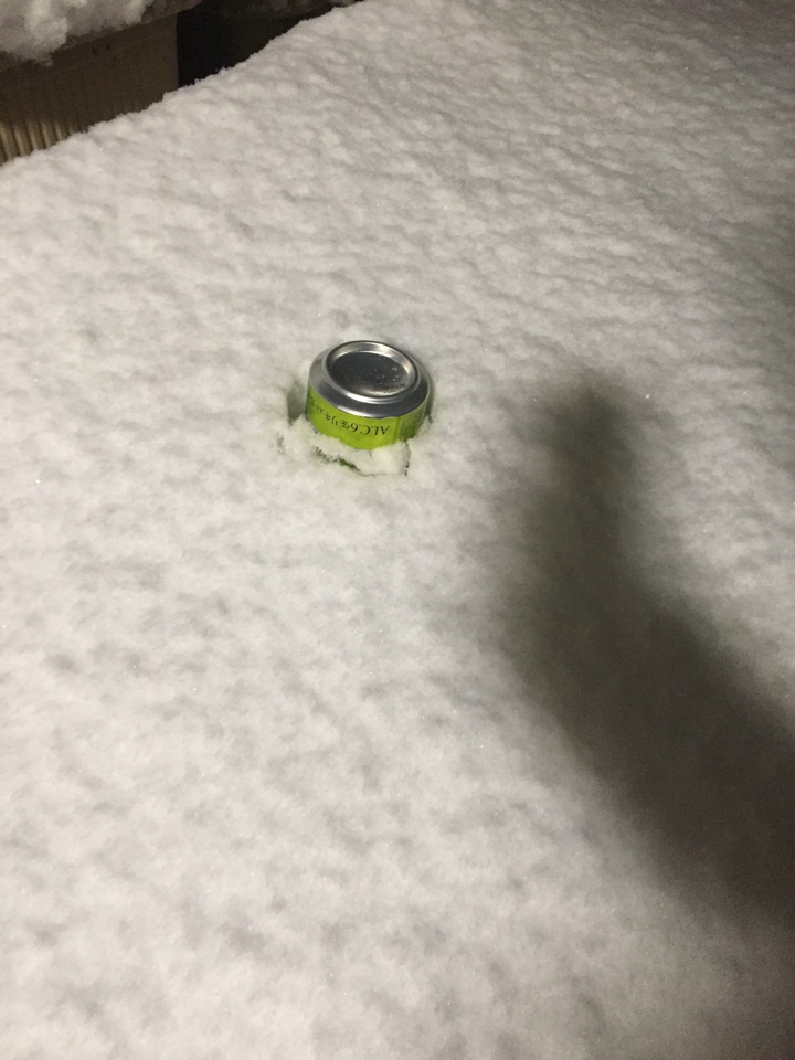 多摩地域（小平市）積雪状況 庭 500ml缶埋めてみた