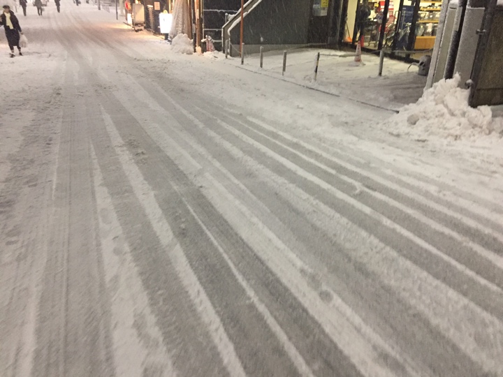 新宿三丁目付近の積雪状況（13時半頃）