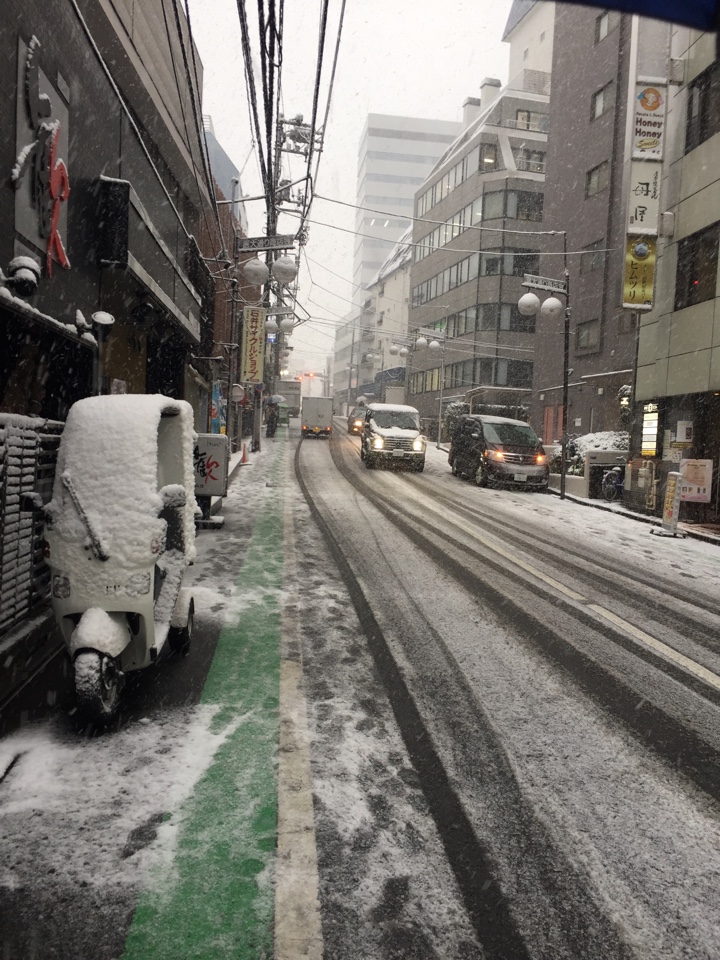 新宿三丁目付近の積雪状況（13時半頃）