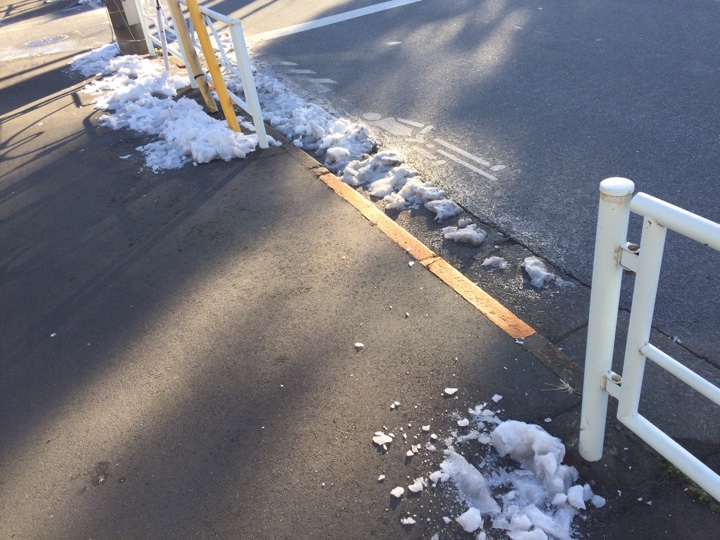 雪もだいぶ溶けてきましたが凍って少し残ってます
