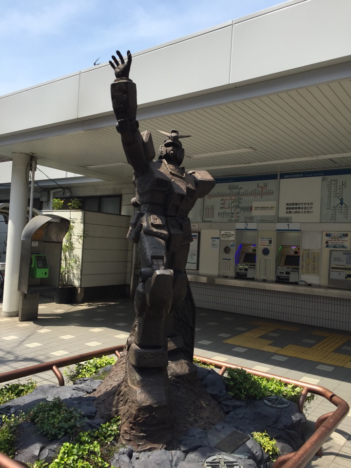 上井草駅前のガンダムブロンズ像「大地から」