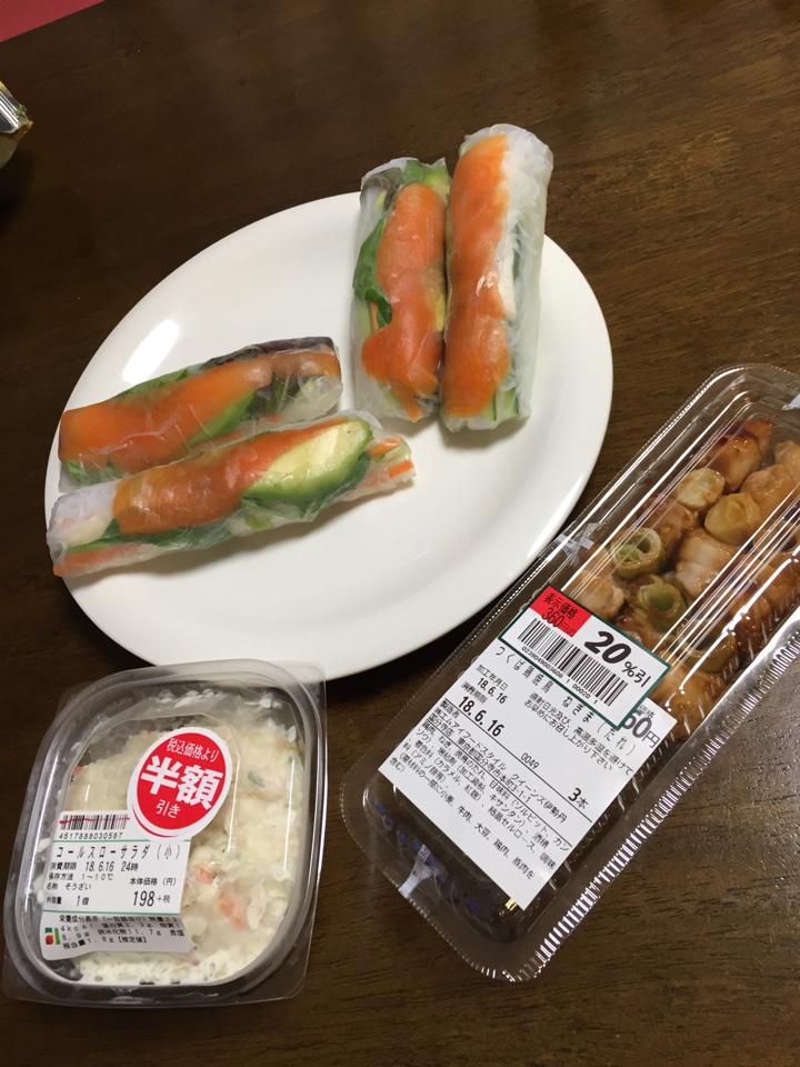 スモークサーモンと野菜等の生春巻き、コールスローサラダ、つくば鶏焼鳥 ねぎま（たれ）