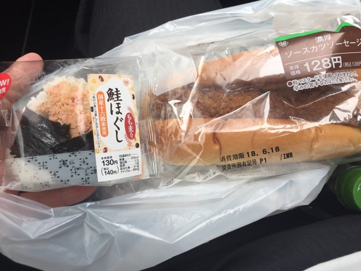 ミニストップ 鮭ほぐしもち麦入りおにぎり、濃厚ソースカツソーセージ