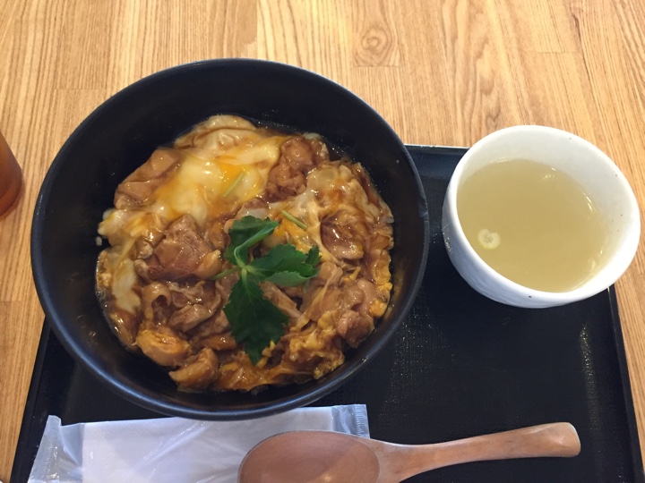 築地 鳥藤 魚河岸食堂店でふわふわ卵と旨味たっぷり鶏肉な「親子丼」