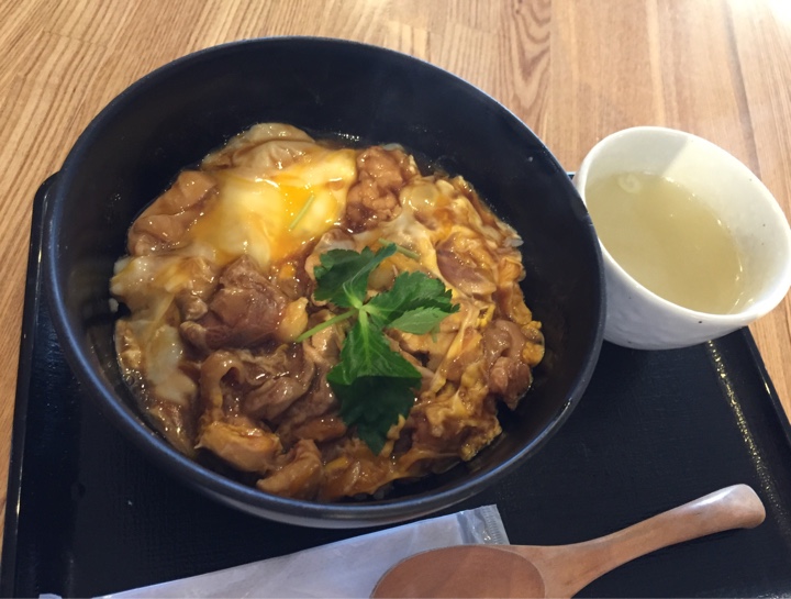 築地 鳥藤 魚河岸食堂店でふわふわ卵と旨味たっぷり鶏肉な「親子丼」