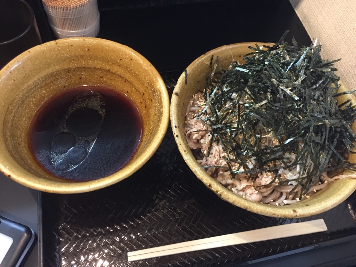 冷たい「肉そば（大）」