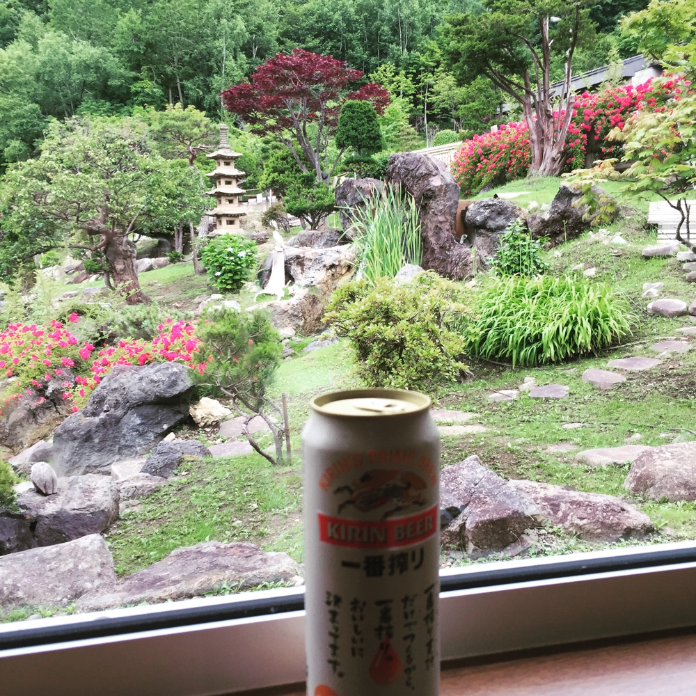 豊平峡温泉 麒麟ビール 一番搾りと庭の眺め