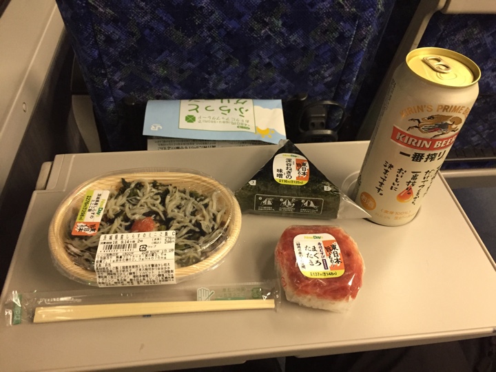 駅ナカコンビニ NewDays（ニューデイズ）で買った茨城県産しらすのミニご飯、深谷ねぎの味噌おにぎり、寿司むすび まぐろたたき（静岡県産わさび使用）。いずれも東日本旨いものフェアの。