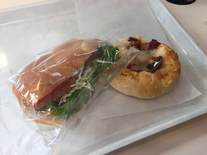 Le repas 稲城店のイートインで北海道3種のチーズのささみフライサンドパン、北海道チーズとタッカルビのパン