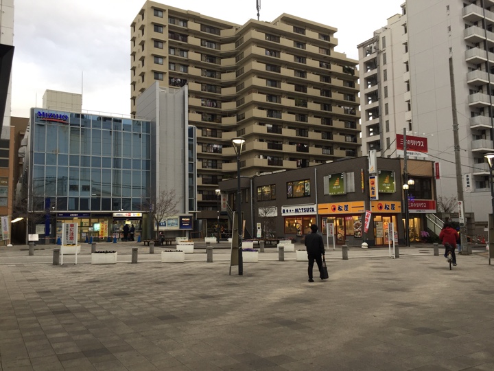 西武新宿線久米川駅前