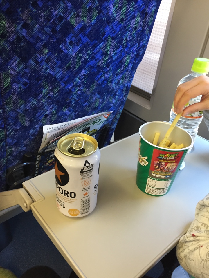 湘南新宿ラインのグリーン車でビール