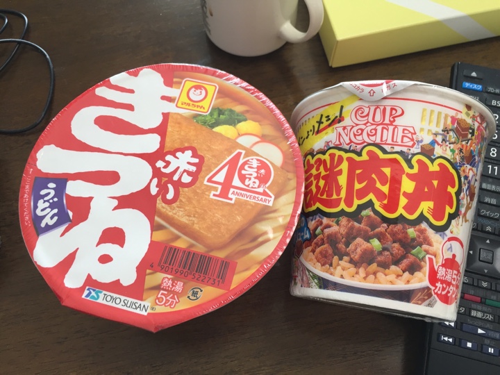 マルちゃん 赤いきつねうどんとカップヌードル 謎肉丼