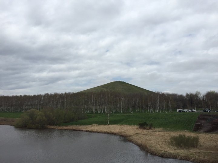 モエレ沼公園入口橋からモエレ山