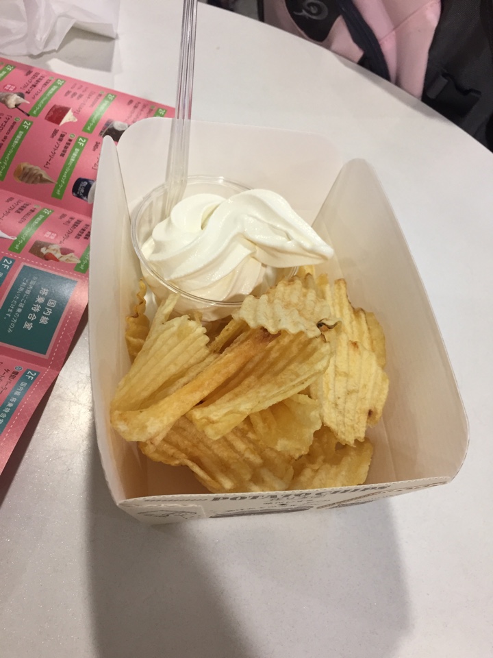 カルビープラス新千歳空港店でポテトチップス+ソフトクリーム