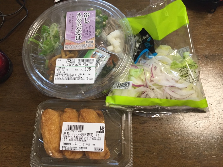 西友で買ってきた冷やしネバネバそば、ジューシーいなり寿司、玉ねぎとレタスのサラダ