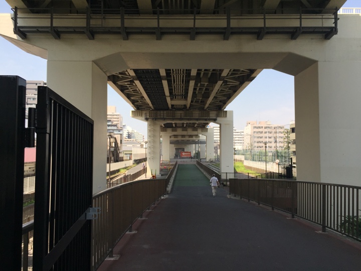 首都高速7号小松川線下の公園とサイクリングロード