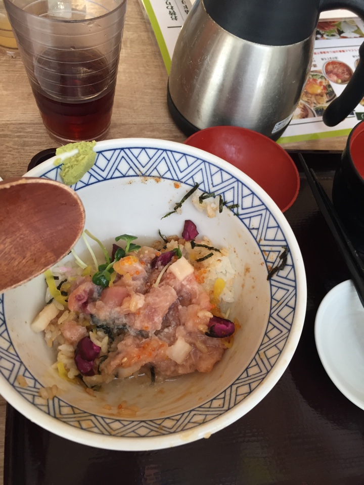 海鮮ばくだん丼に出汁入れてお茶漬けに