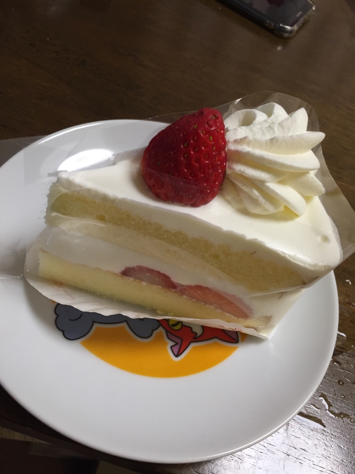 銀座コージーコーナー花小金井店で買ってきた苺ショートケーキ