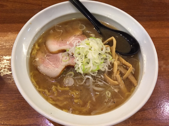 さっぽろ羅偉伝（らいでん） 高田馬場店で正油（しょうゆ）らーめん