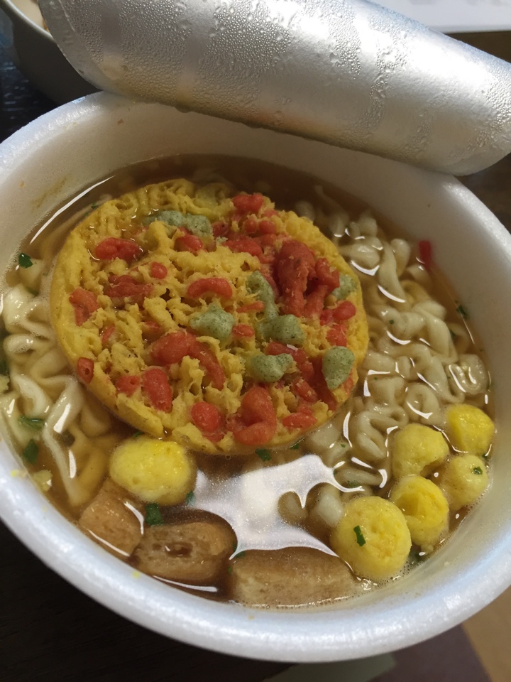 マルちゃん 赤いきつね勝利記念「赤いたぬき 天うどん」