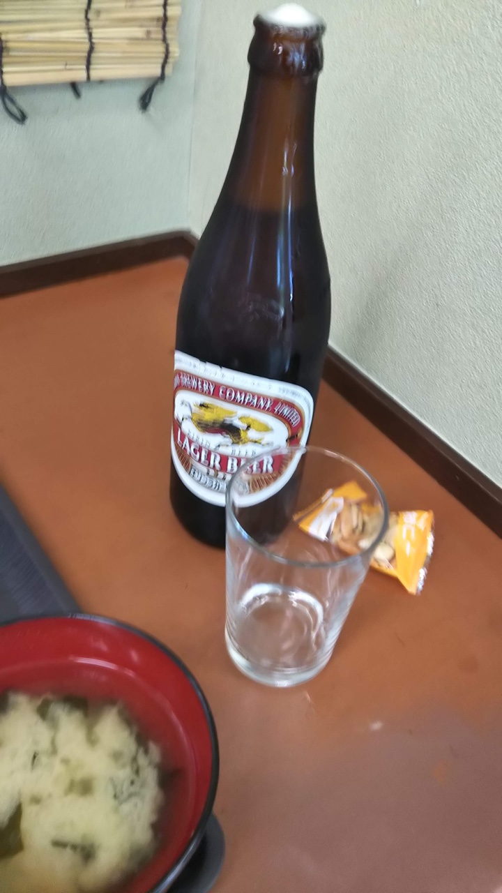 瓶ビール（キリン ラガービール）とつまみ<br />
