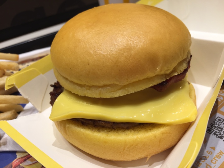 黄金の月見バーガー2019のセット（フライドポテト、マックシェイクバニラ）