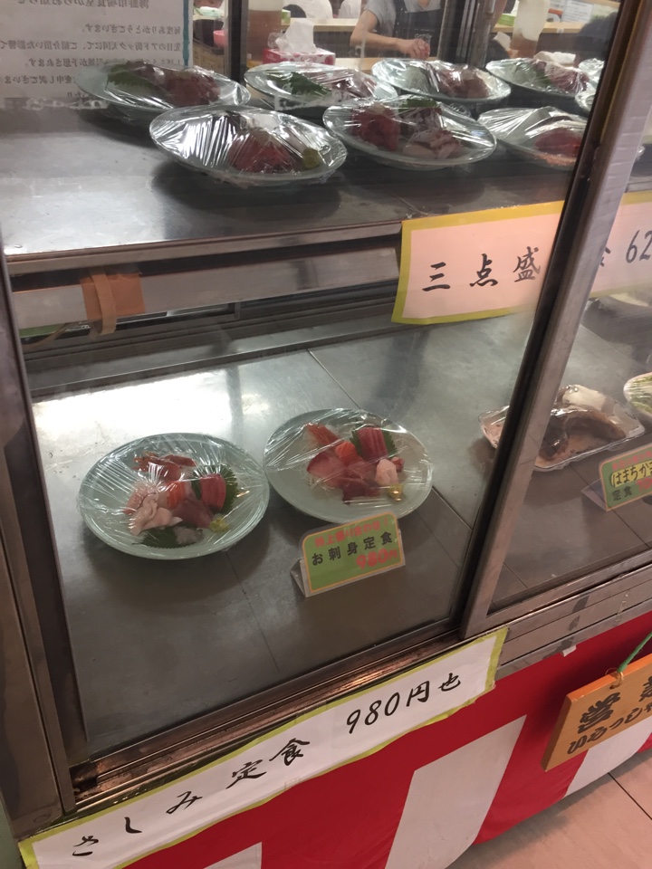セルフの刺身三点盛り等