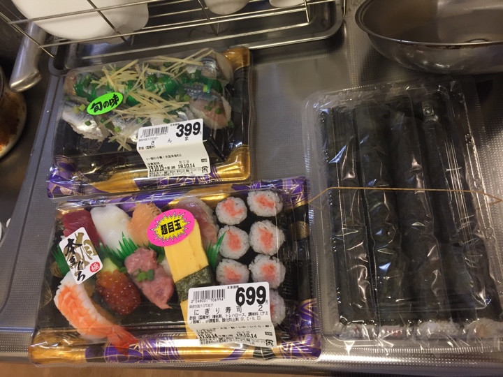 ジャパンミートで買ってきたにぎり寿司、さんま寿司、巻物