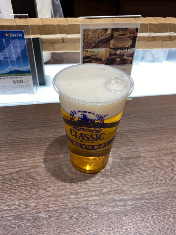 新千歳空港内 茶屋 美食千歳でサッポロクラシック生ビール