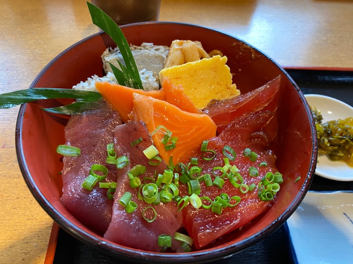日替り海鮮丼（2019年12月6日(金)は漬けマグロ、サーモン、カツオ、イカ下足、白子豆腐、厚焼玉子）