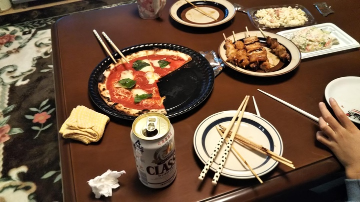 イオンで買ってきたピザやサラダ、焼鳥 日本一の焼鳥等
