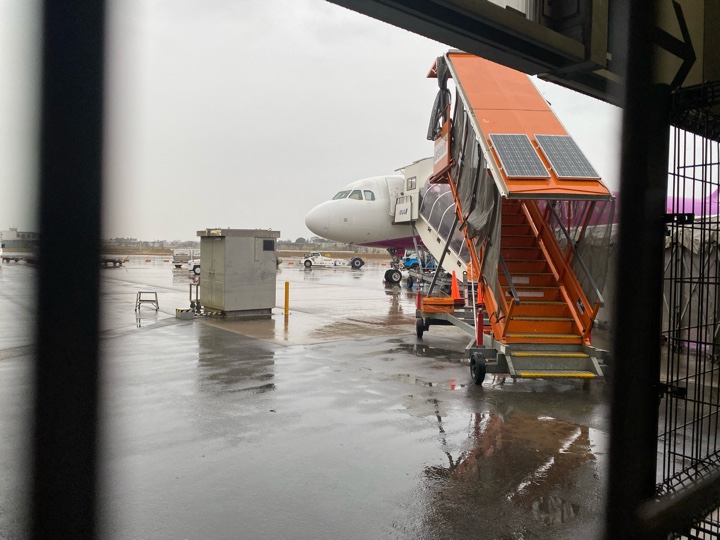 成田空港第3ターミナルについたピーチの飛行機