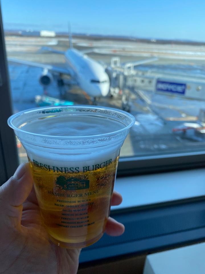 新千歳空港フードコートのフレッシュネスバーガーで生ビール