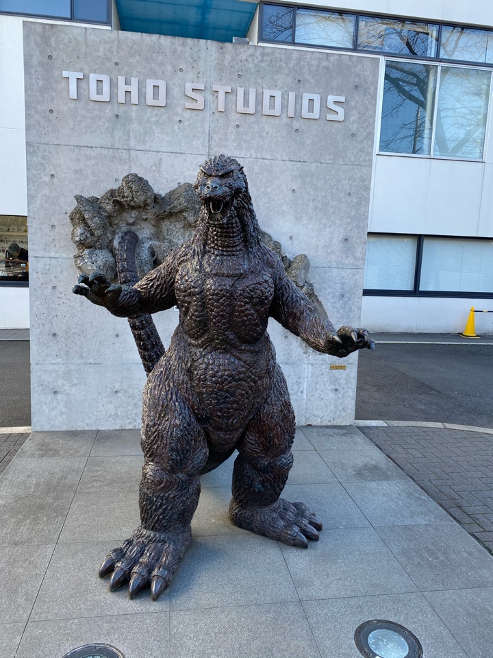 TOHO STUDIOS前ゴジラ像 朝