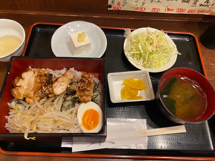 神田の焼鳥・海鮮料理の「満なかや」でランチの鶏重定食（炭火焼鶏重）