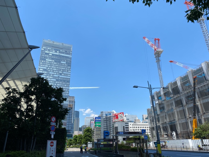 東京駅 八重洲口の方で見たブルーインパルス