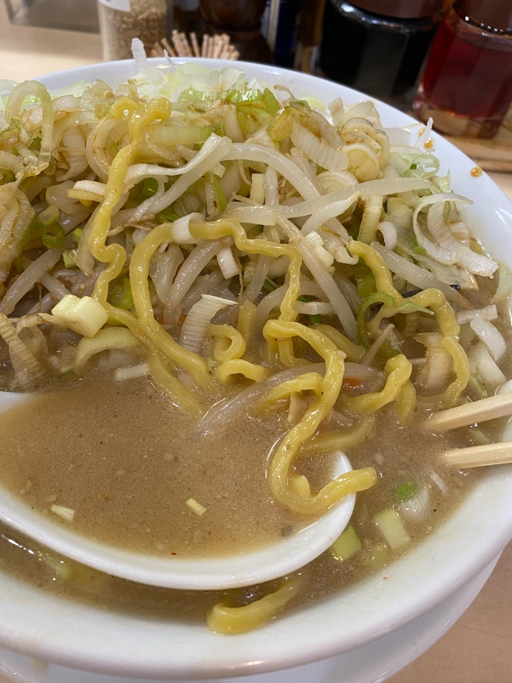 ネギらーめん（スープは濃厚白味噌（白味噌+とんこつスープ+太麺））