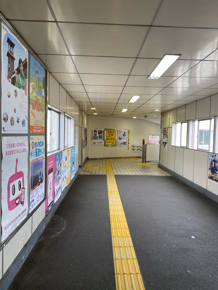 西部新宿線 東伏見駅の北口への通路で西東京名物 旭製菓のかりん糖 広告