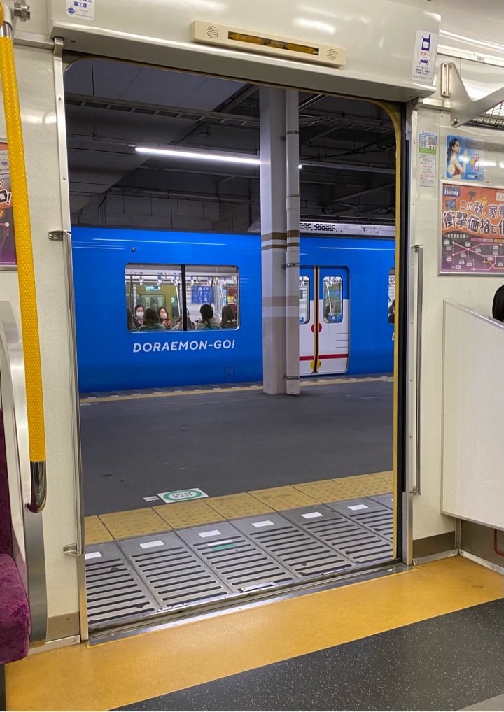 西部新宿線小平駅で向かいにドラえもん列車（車両）（DORAEMONGO!）