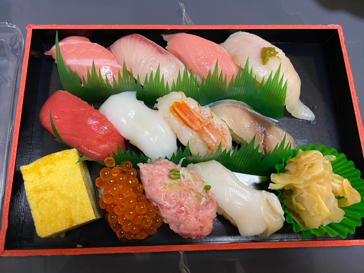 旬一座 霜月にぎり（大とろ、オリーブハマチ、中とろ、さめかれい、上赤身まぐろ、あおりいか、赤海老、金華しめさば、つまみ玉子、ねぎとろ、いくら、銚子つぶ貝）