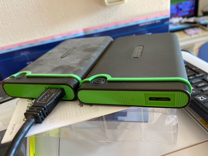 TS1TSJ25M3と「ポータブルHDD 2TB  USB3.1 Gen1 アイロングレー 3年保証 TS2TSJ25M3S」の比較