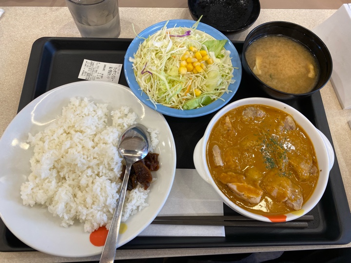 松屋 東武練馬店でマッサマンカレーと生野菜セット