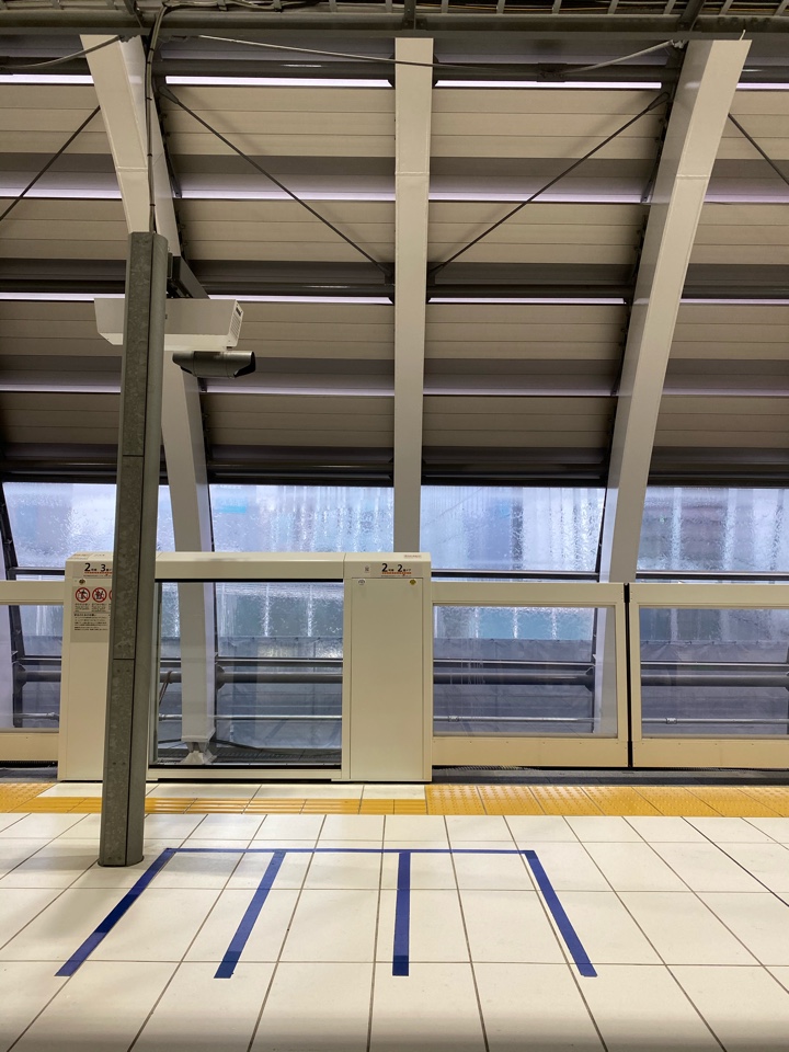銀座線渋谷駅ホームから外の豪雨を眺める