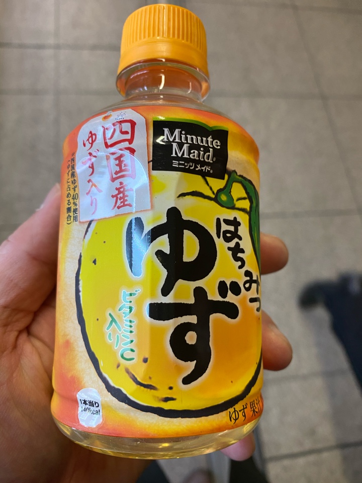 JR横浜駅の自販機で買ったミニッツメイド（Minute Maid）はちみつゆず（四国産ゆず入り）