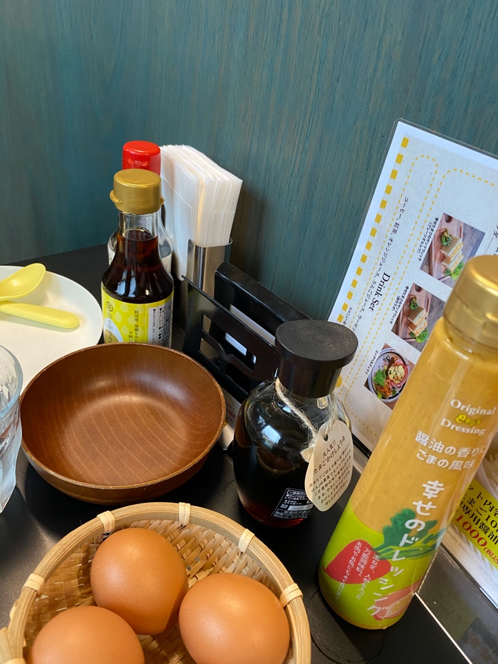 eggg Cafe（えぐぅ～ カフェ）小平本店、醤油の種類（幸せ卵専用醤油）が増えてる＆ドレッシング（幸せドレッシング）追加