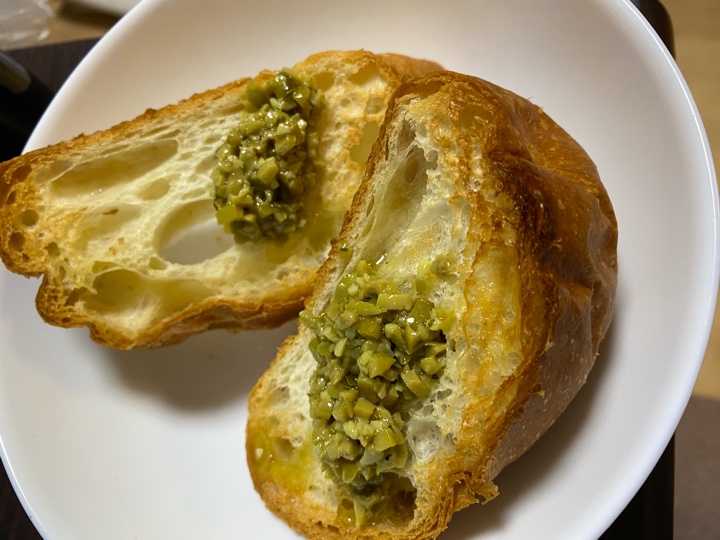 発酵種ルヴァン 塩バターフランスパンにブルスケッタを載せて食べる